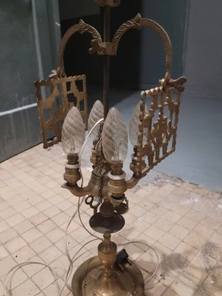 Lámpara de bronce antigua