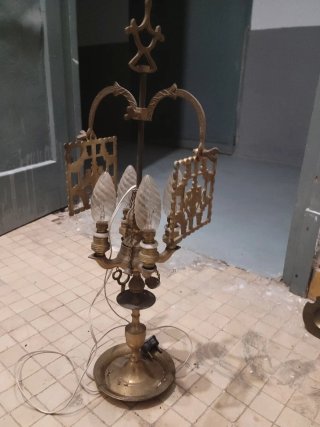 Lámpara de bronce antigua