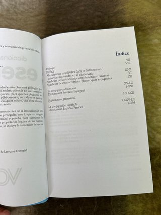 Diccionario bilingüe esencial français-espagnol...