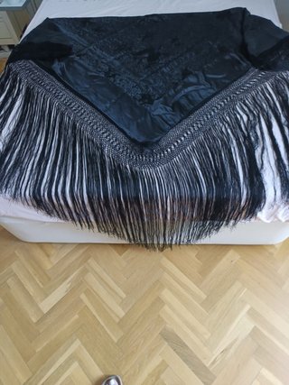 Mantón de Manila bordado negro seda