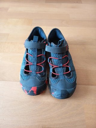 Zapatillas de trekking azules y rojas