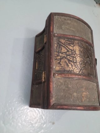 Baúl joyero madera y metal con relieve