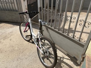 Bicicleta junior blanca y rosa poco uso.