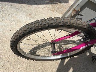 Bicicleta junior blanca y rosa poco uso.