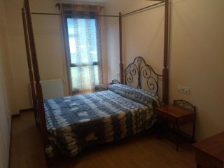 Bonito dormitorio con cama de dosel