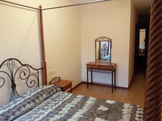 Bonito dormitorio con cama de dosel