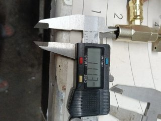 Manguera con manómetro de 52 centímetros.