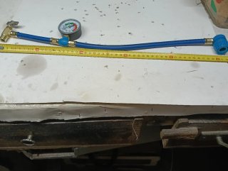 Manguera con manómetro de 52 centímetros.