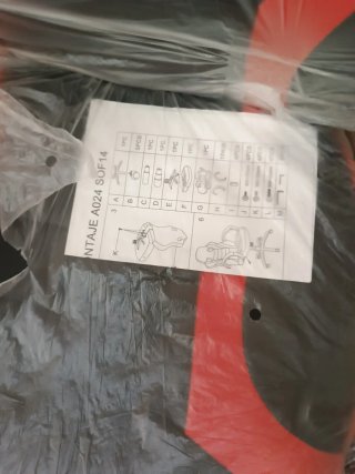 Silla de oficina ergonómica negra y roja