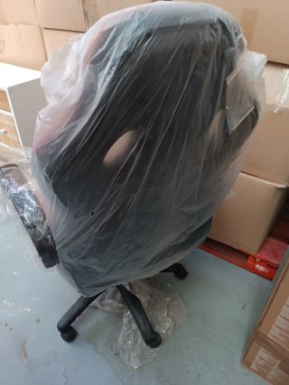 Silla de oficina ergonómica negra y roja