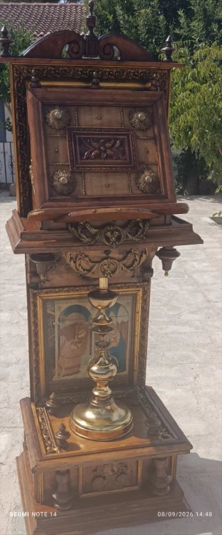 Atril de madera tallada