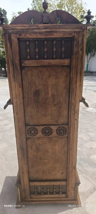 Atril de madera tallada