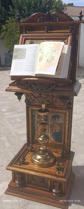 Atril de madera tallada