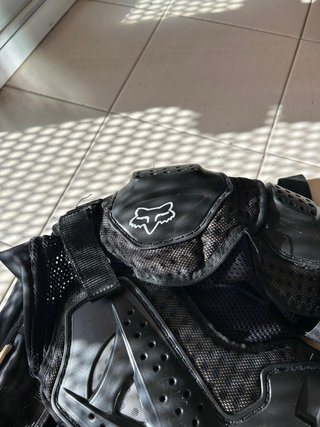 Chaleco protector para ir en moto, de marca Fox.