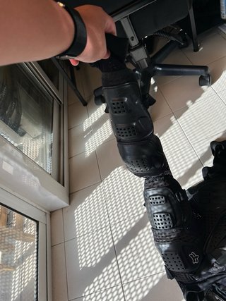Chaleco protector para ir en moto, de marca Fox.