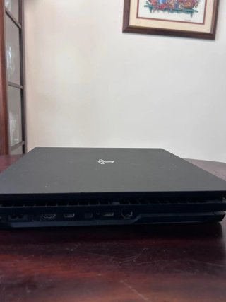 PS4 Pro + Mando Negro ( precio negociable)
