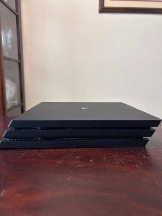 PS4 Pro + Mando Negro ( precio negociable)