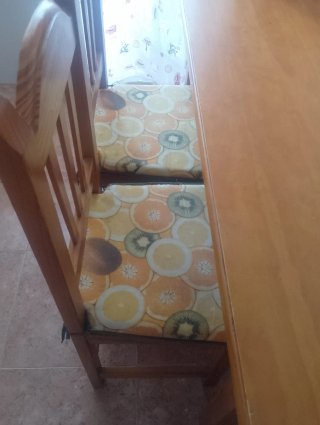 Mesa de madera y 4 sillas