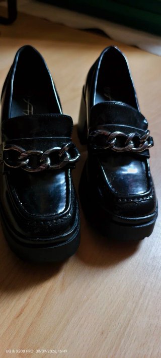 Zapatos negros charol cadena talla 37