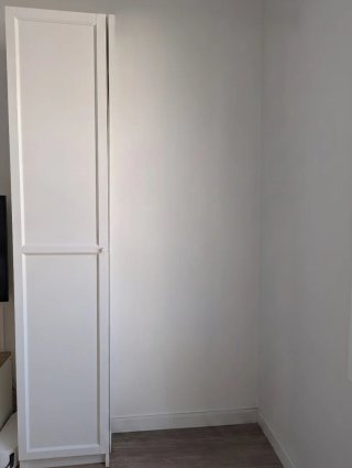 Estantería blanca con puerta