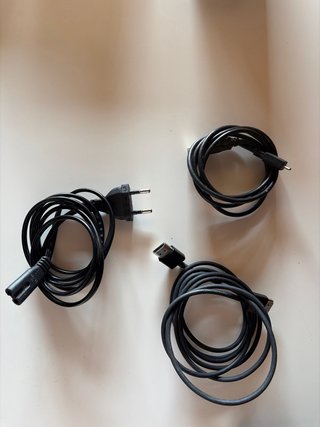 PS4 (Playstation 4) con mandos y cableado