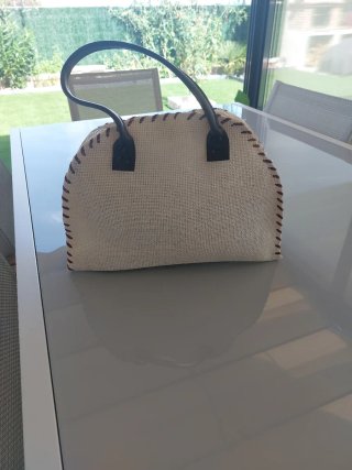 Bolso de rafia con asas de cuero