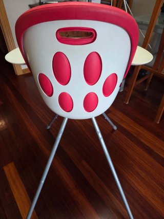 Trona infantil con patas metálicas
