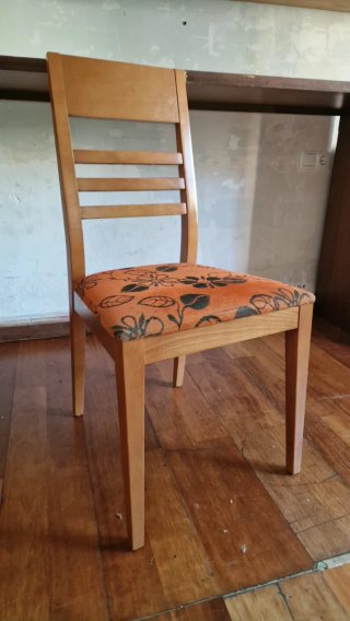 Silla de pino cómoda con asiento estampado