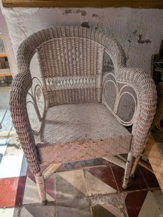 Sillón de mimbre estilo clásico