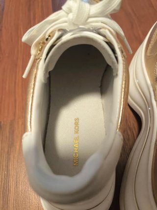 Zapatillas Michael Kors doradas y blancas