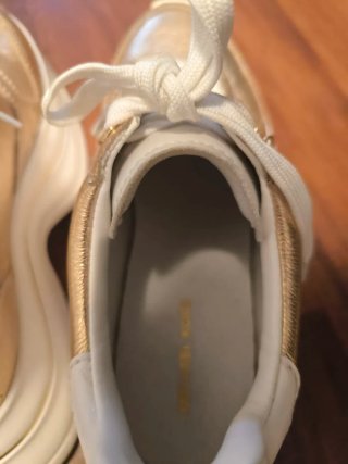 Zapatillas Michael Kors doradas y blancas