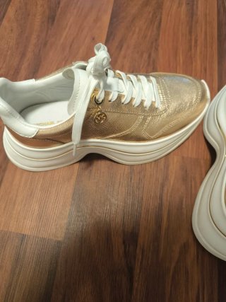 Zapatillas Michael Kors doradas y blancas