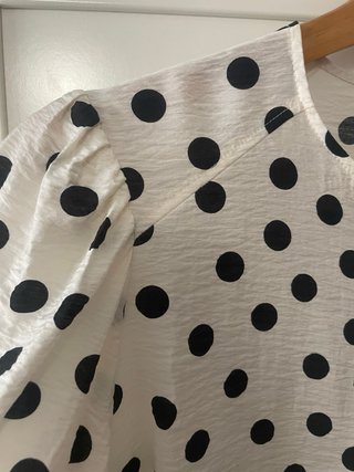 Blusa de lunares crema y negra