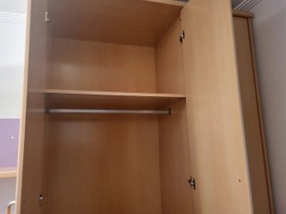 Habitación juvenil con armario y estudio