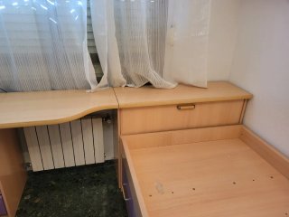 Habitación juvenil con armario y estudio