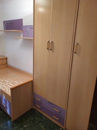 Habitación juvenil con armario y estudio