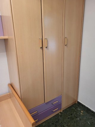 Habitación juvenil con armario y estudio