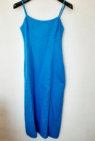 Vestido largo azul con abertura