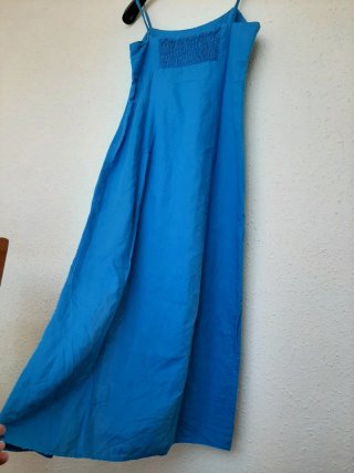 Vestido largo azul con abertura