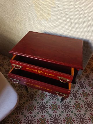 Mesita auxiliar madera 2 cajones clásica