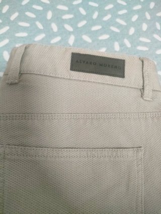 2 Pantalones Hombre Beige y azul marino.