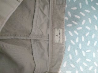 2 Pantalones Hombre Beige y azul marino.