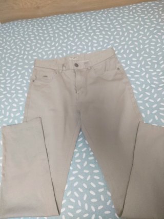 2 Pantalones Hombre Beige y azul marino.