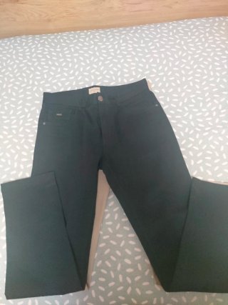 2 Pantalones Hombre Beige y azul marino.