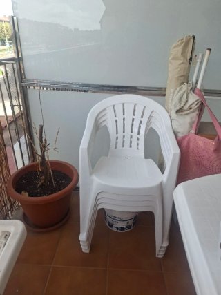 Mesa y sillas terraza plástico blanco