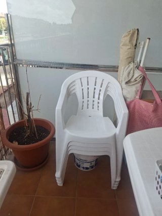 Mesa y sillas terraza plástico blanco