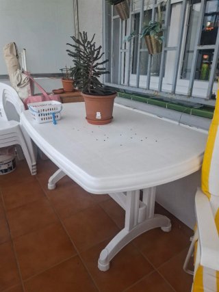 Mesa y sillas terraza plástico blanco