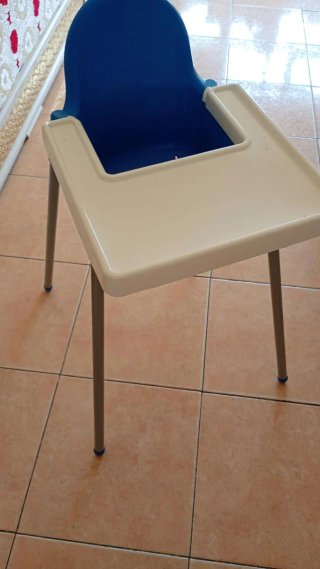 Trona azul y blanca