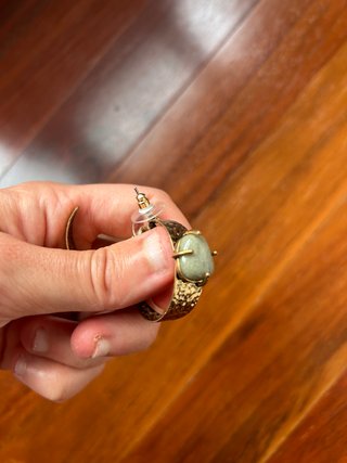 Pendientes Parfois dorados con piedra verde