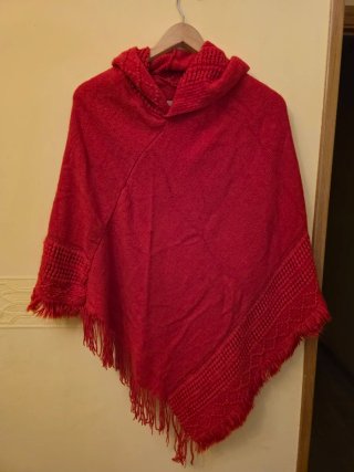 Poncho de lana rojo